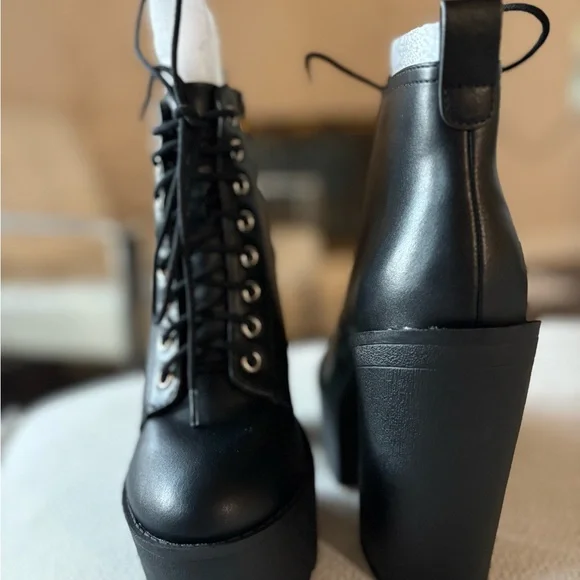 Elegant Black Lace-Up Platform Boots - Picture 4 of 6